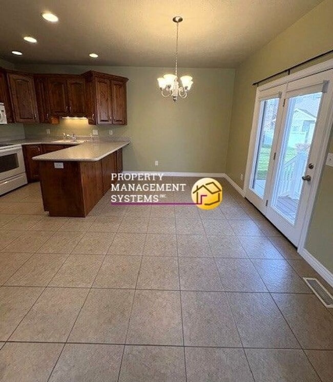 Building Photo - 3 Bedroom Townhome in Layton!