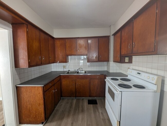 Building Photo - 2 Bedroom House