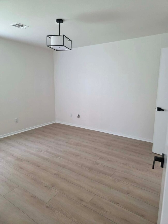 Building Photo - HF:2307 N Lincoln Ave