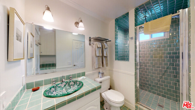 Upstairs Bath - 2622 2nd St