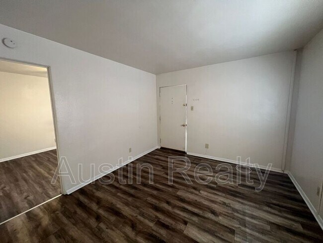 Building Photo - 3704 Greenwood Blvd