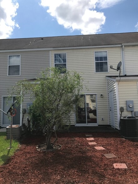 Building Photo - 431 Lake Park Way