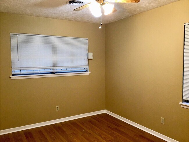 Building Photo - 1585 Auburn Dr