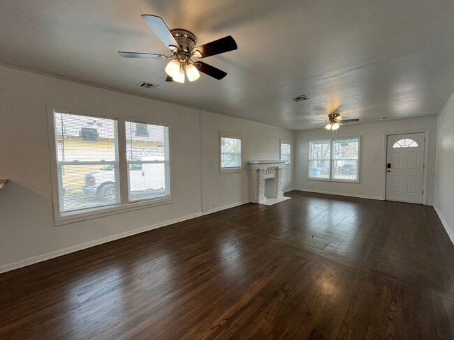 Building Photo - KW 3 bedroom 1 Full bath
