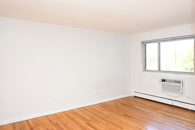 Building Photo - 1415 W Lunt Ave