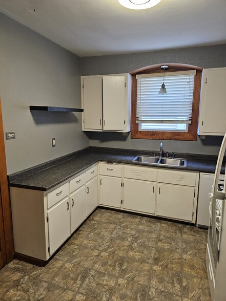 Primary Photo - 5638 N Parkside Ave
