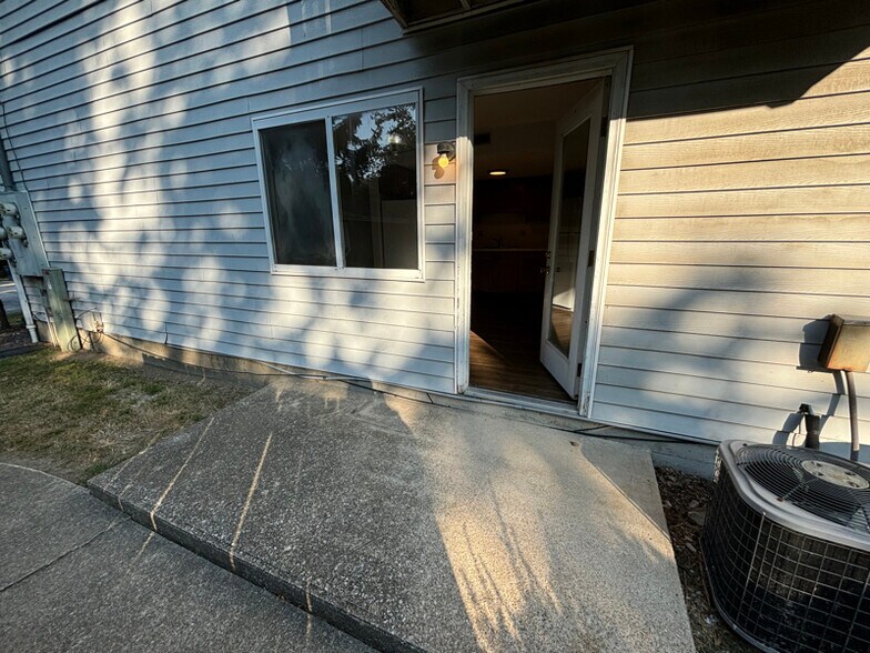 Building Photo - 1606 N 2nd St