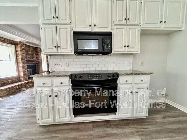 Building Photo - 7729 Red Oak St