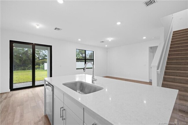 Building Photo - 2048 NE Ocean Dunes Dr