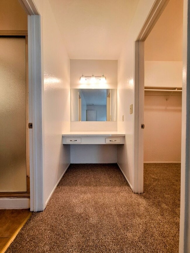 Building Photo - Refurbished 3bd Townhouse Style Apartment