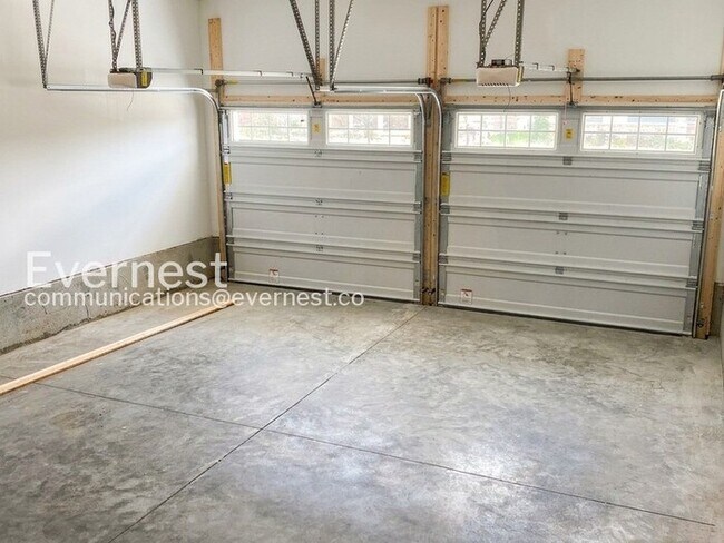 Building Photo - 3-Bed/3-Bath Modern Single Family Home with Attached Garage/Available Now!