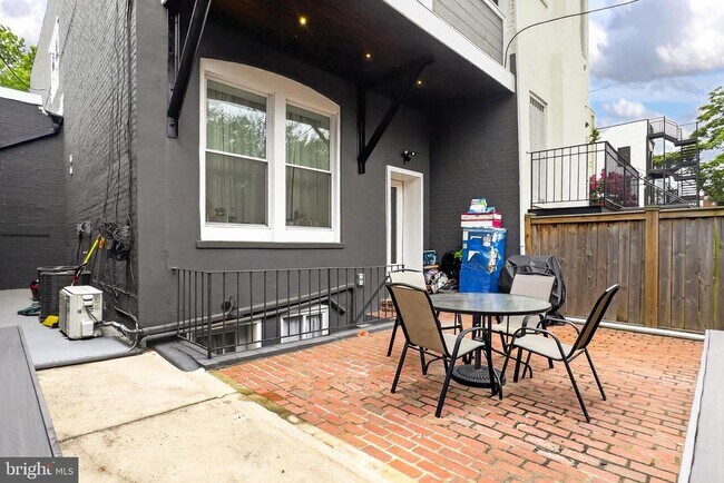 Building Photo - 738 11th St NE