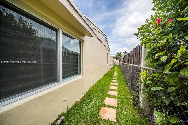 Building Photo - 1748 NE 180th St