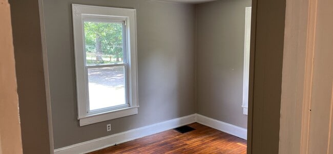 Building Photo - 3 Bedroom 1 Bath Brick Home w/ Office