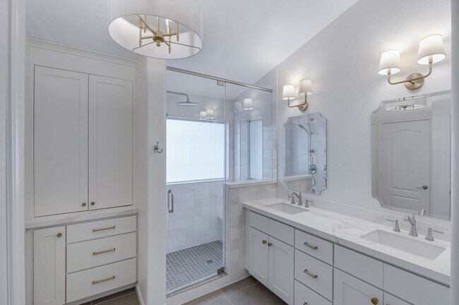 Building Photo - 4 Bedroom/2 Bathroom Remodeled home with S...