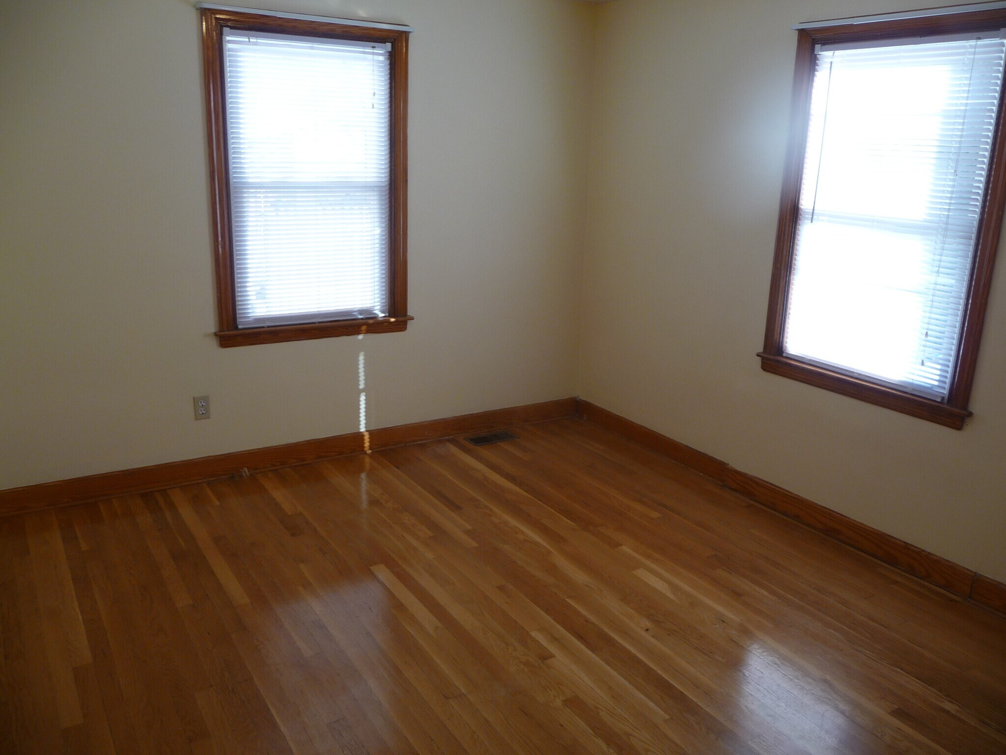 Building Photo - 213 Suffolk Ave