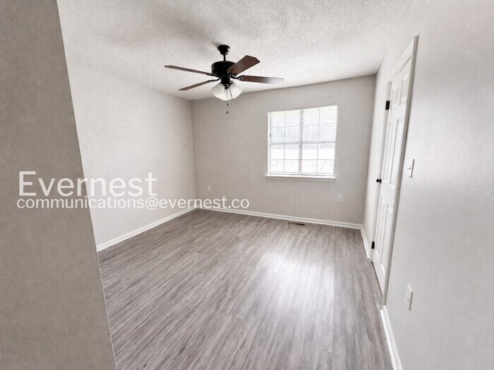 Building Photo - 1800 Labette Manor Dr