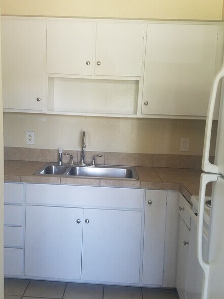 Building Photo - 215 River View Dr