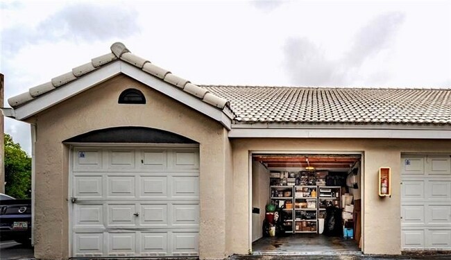 Building Photo - 2811 N Oakland Forest Dr