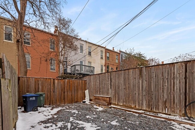 Building Photo - 3 Bed 2.5 Bathroom - Capitol Hill Rowhome - Driveway For Parking
