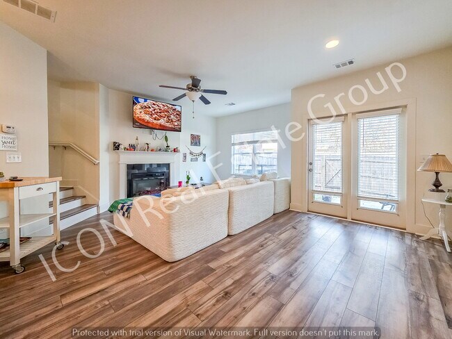 Building Photo - Spacious 3/2.5 Townhome