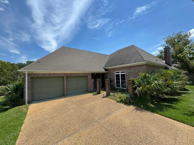 Primary Photo - 301 Golden Pond Dr