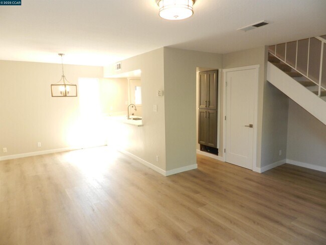 Building Photo - 5519 Roundtree Dr