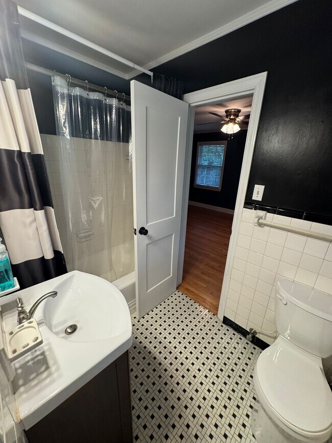 Building Photo - 828 Forest Ridge Dr W