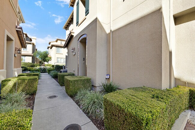 Building Photo - 588 Dovecote Ln