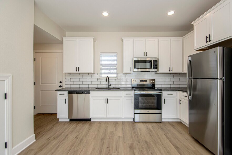 Building Photo - 1201 W 4th St