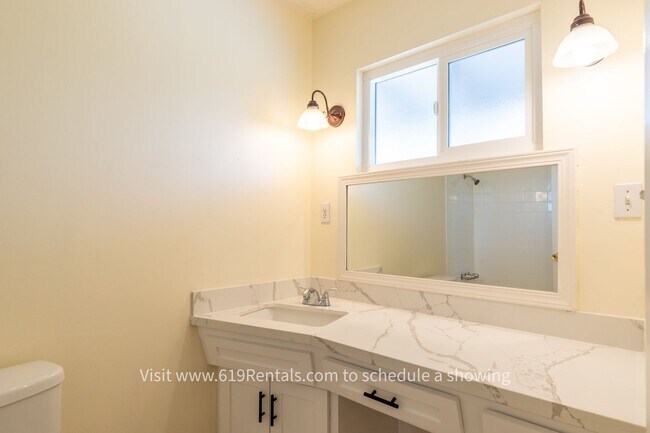 Building Photo - 4 Bedroom, 3 Bath Large House with Mountai...
