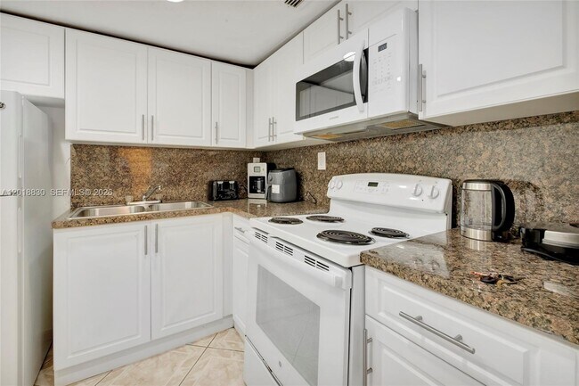 Building Photo - 5401 Collins Ave