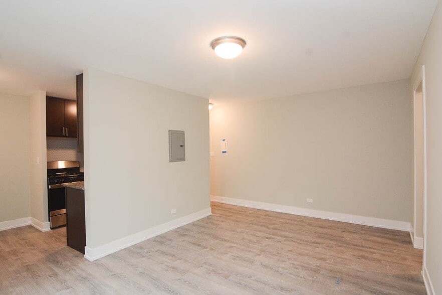 Building Photo - 447 W Surf St