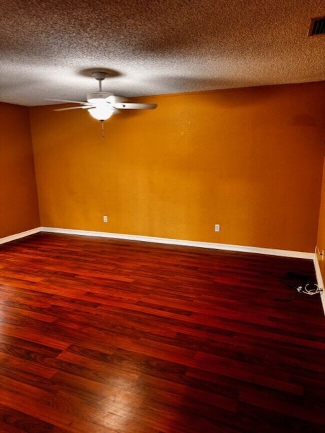 Building Photo - Luxury 3 bedroom 2 bathroom townhome avail...