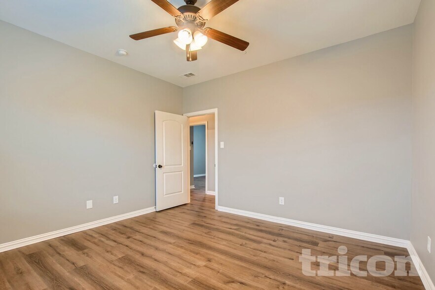 Building Photo - 1990 Timber Oaks Dr