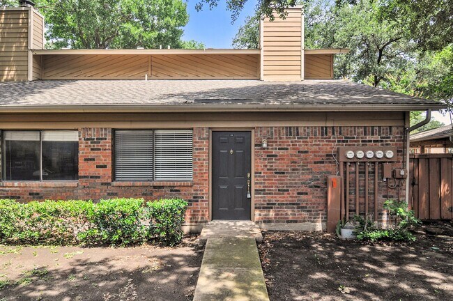 Building Photo - Beautiful Gated Townhome Great Location