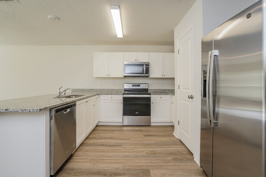 Building Photo - 2660 W Bravura Dr