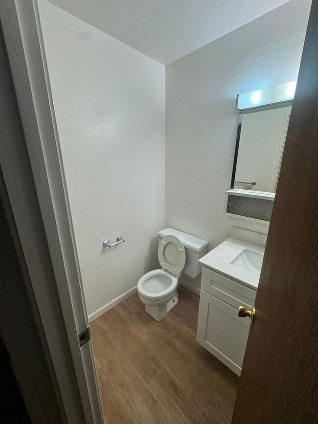 Building Photo - 1422 Drake Dr
