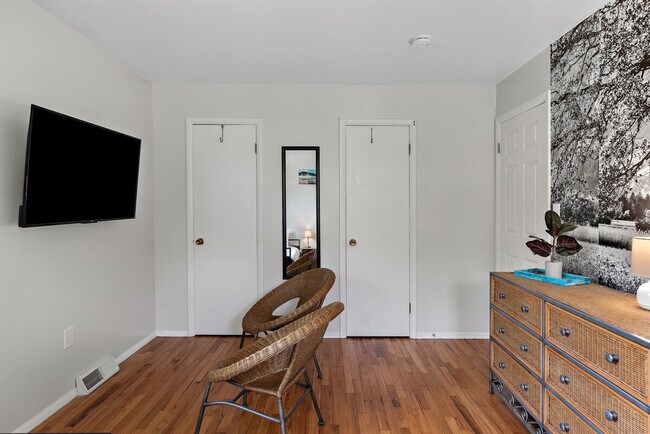 Building Photo - 10 James Dr