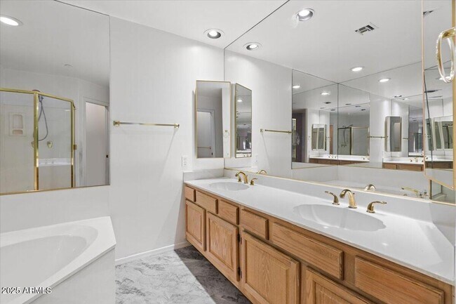 Building Photo - 5200 S Lakeshore Dr