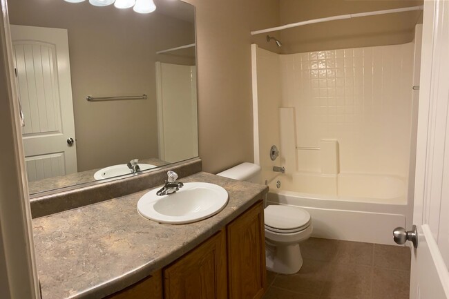 Building Photo - Very nice 3 bedroom 2.5 bath townhome in g...