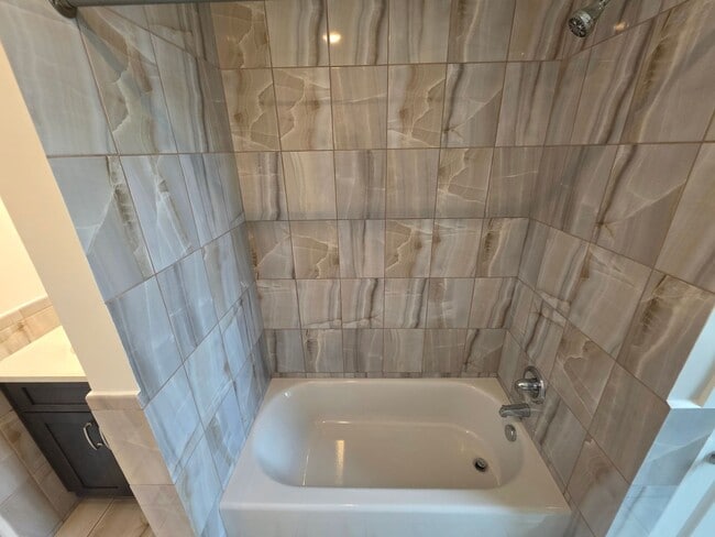 Building Photo - Newly Renovated 2 Bedroom Apartment *MOVE-...