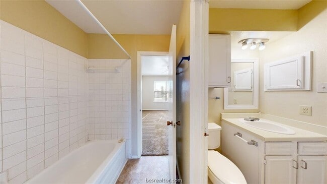 Building Photo - 301 Manuel Dr