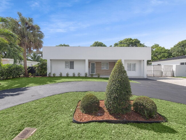 Building Photo - 520 NE 135th St