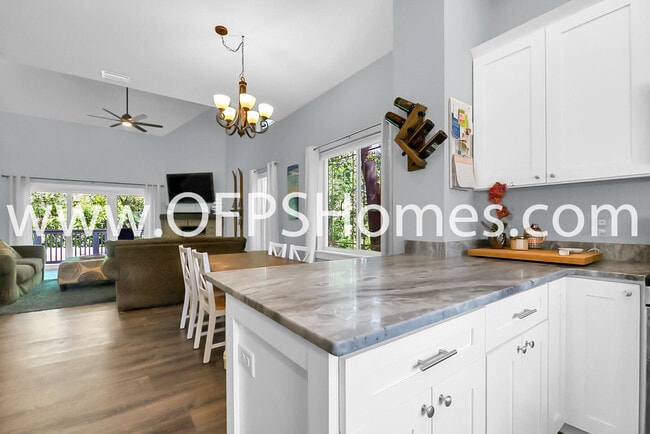 Building Photo - 712 Cypress Dr