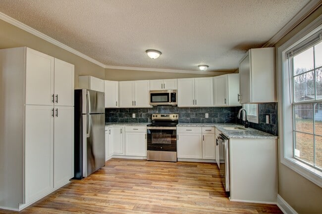 Building Photo - 105 Dutchess Dr