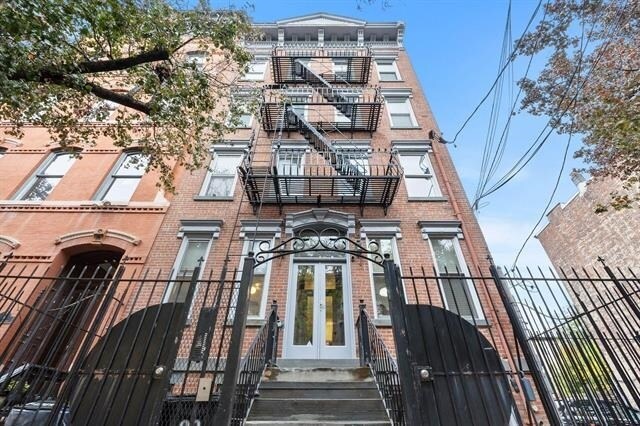 Building Photo - 98 Bright St
