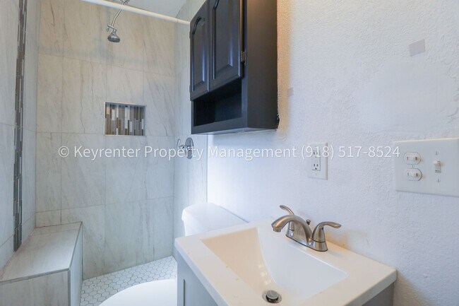 Building Photo - 732 N Victor Ave