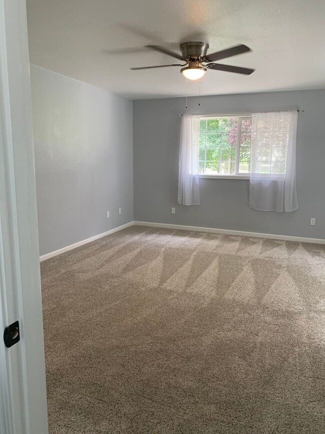 Building Photo - 4 Bedroom, 2 Bath near Pine Grove