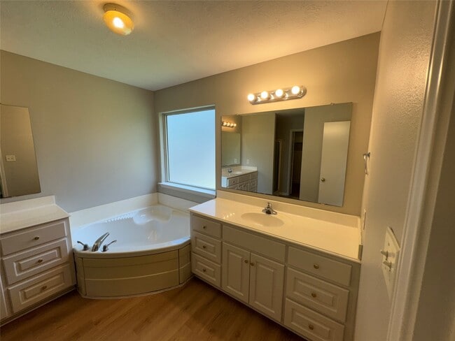 Building Photo - 16324 Sun View Ln